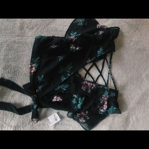 Cute floral cropped top 💐🦋